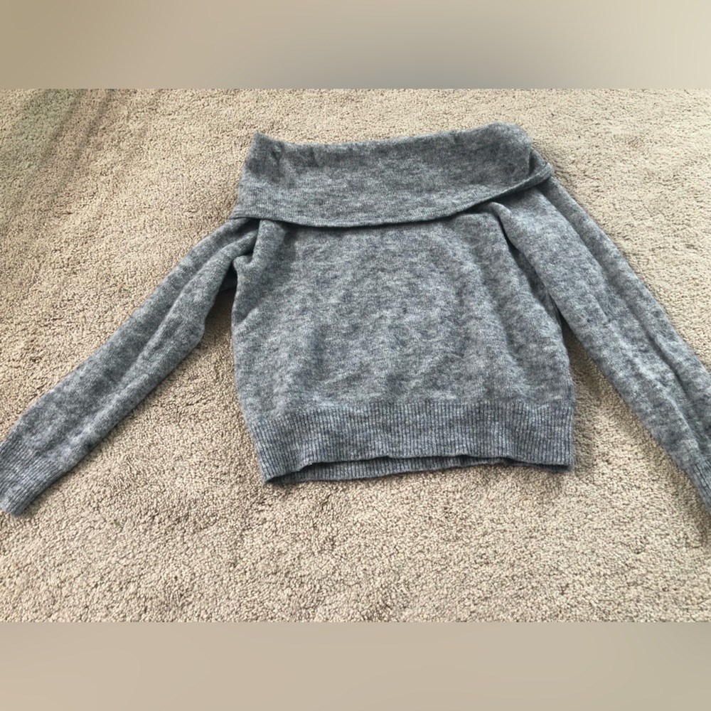 H&M off shoulder sweater!